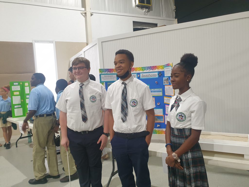 Ninth-grade students displayed their presentation on the sandy seashore.